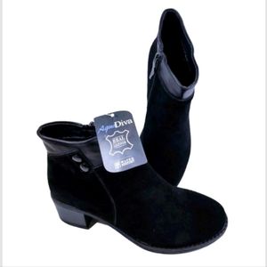 Aqua Diva Chelsi Suede Ankle Boots in black suede size 8.5